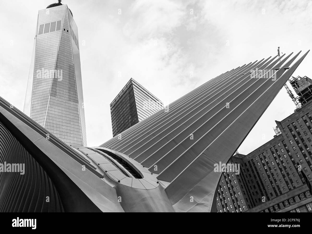 New York City, États-Unis - 7 octobre 2019 : le centre commercial Oculus à l'extérieur de Manhattan. La Tour de la liberté est visible en arrière-plan. Banque D'Images