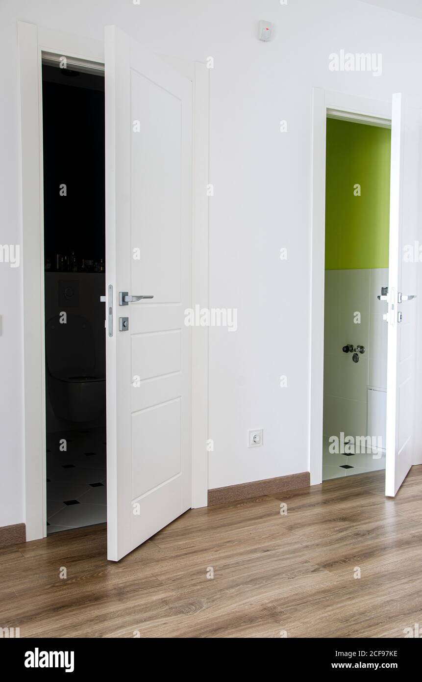 Ce nouvel appartement de style scandinave est doté de portes blanches et de murs blancs Banque D'Images