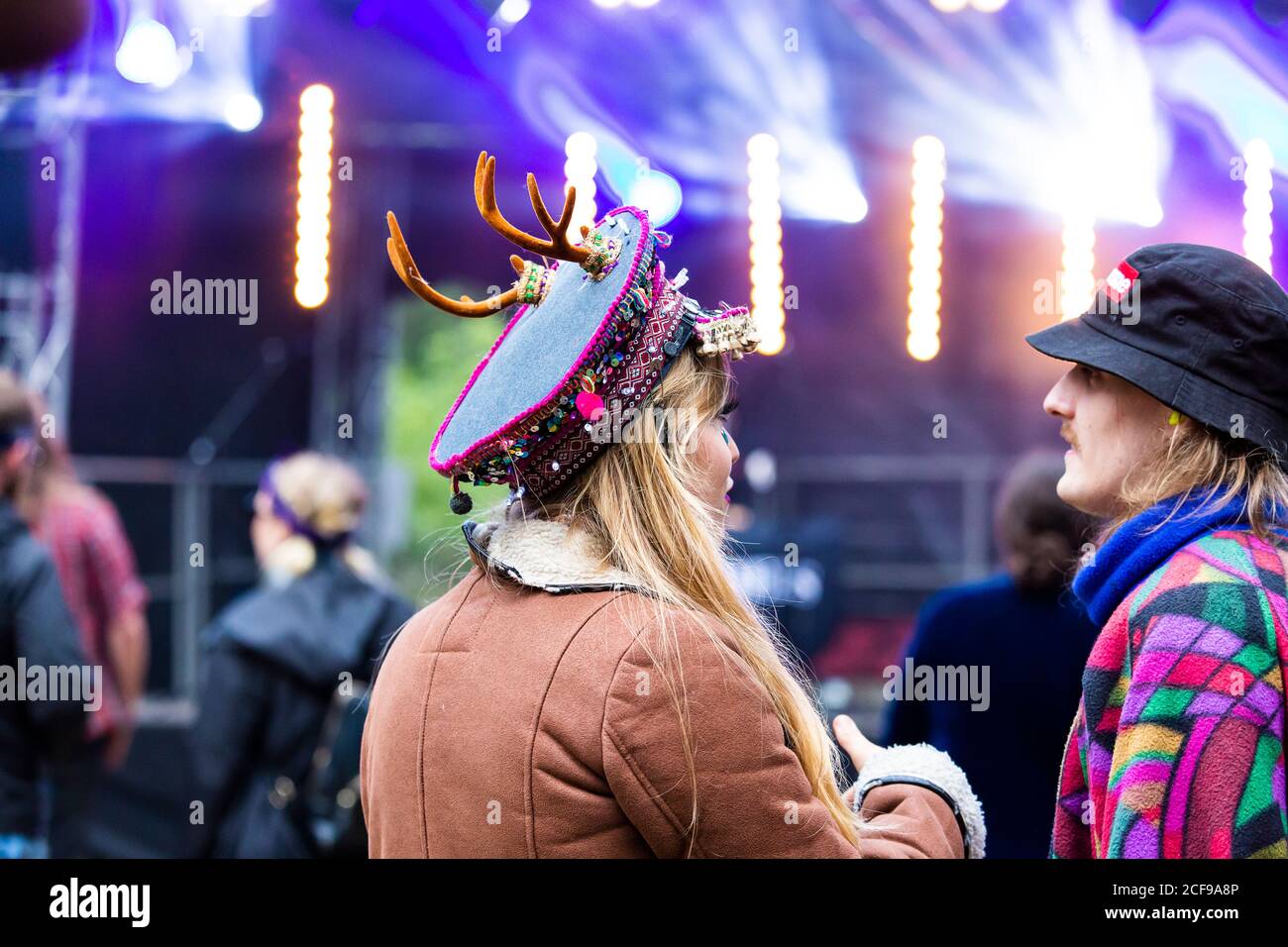 Fille en robe de fantaisie à nous ne sommes pas un festival Événement socialement distancé à Pippingford Park - camping avec un festival vibe Banque D'Images