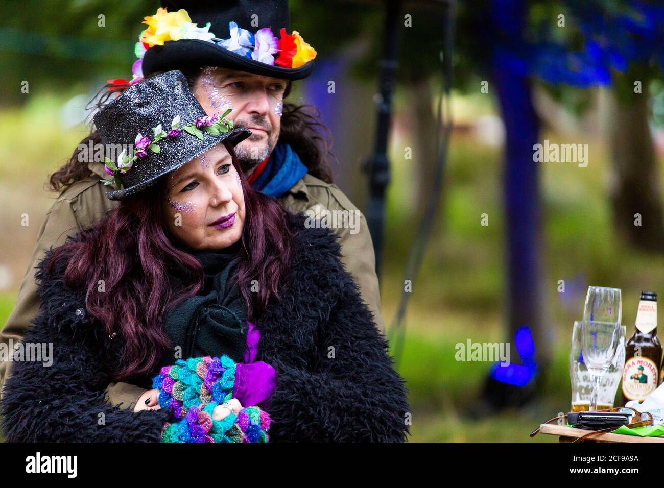 Couple avec les bras autour les uns les autres à nous ne le sommes pas Un festival socialement distancé à Pippingford Park - camping avec une ambiance de festival Banque D'Images
