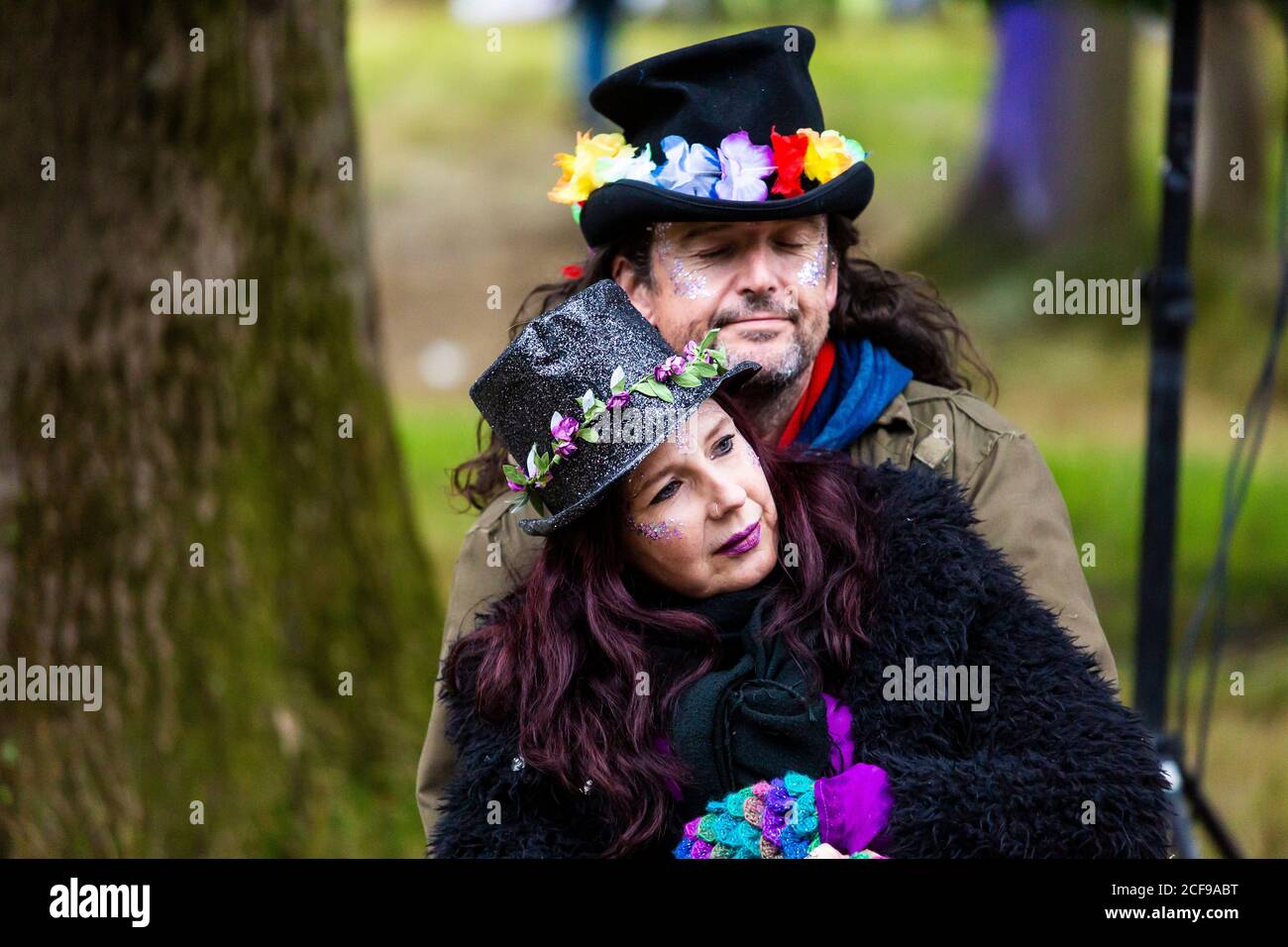 Couple avec les bras autour les uns les autres à nous ne le sommes pas Un festival socialement distancé à Pippingford Park - camping avec une ambiance de festival Banque D'Images