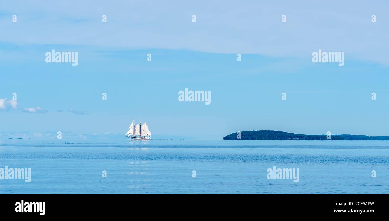 Le grand navire le Manitou, réplique d’une goélette de cargaison en roue libre qui aurait navigué sur les Grands Lacs dans les années 1800, dans la baie Grand traverse. Banque D'Images Le grand navire le Manitou, réplique d’une goélette de cargaison en roue libre qui aurait navigué sur les Grands Lacs dans les années 1800, dans la baie Grand traverse. Banque D'Images