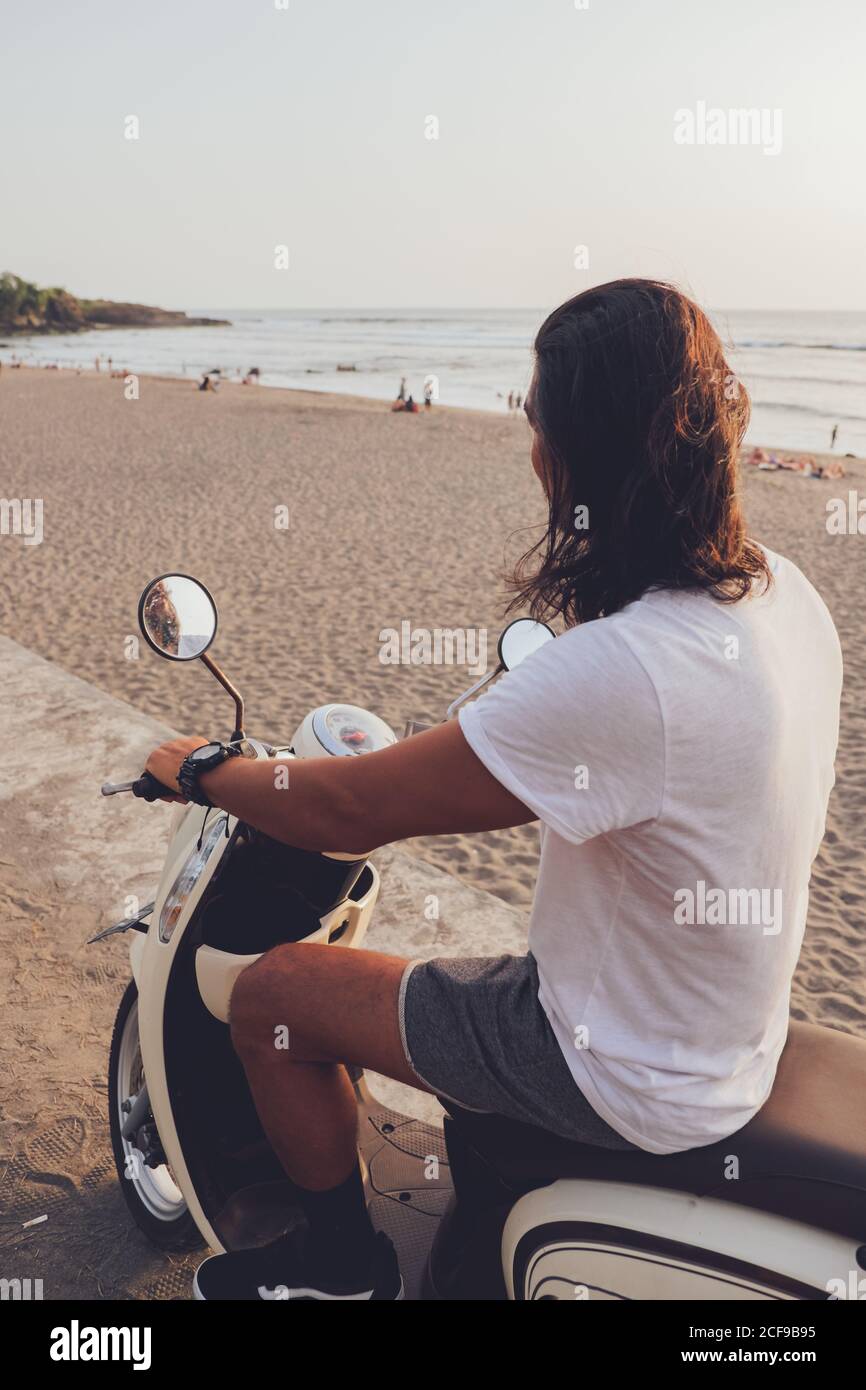 Motard joyeux sur une plage de sable Banque D'Images