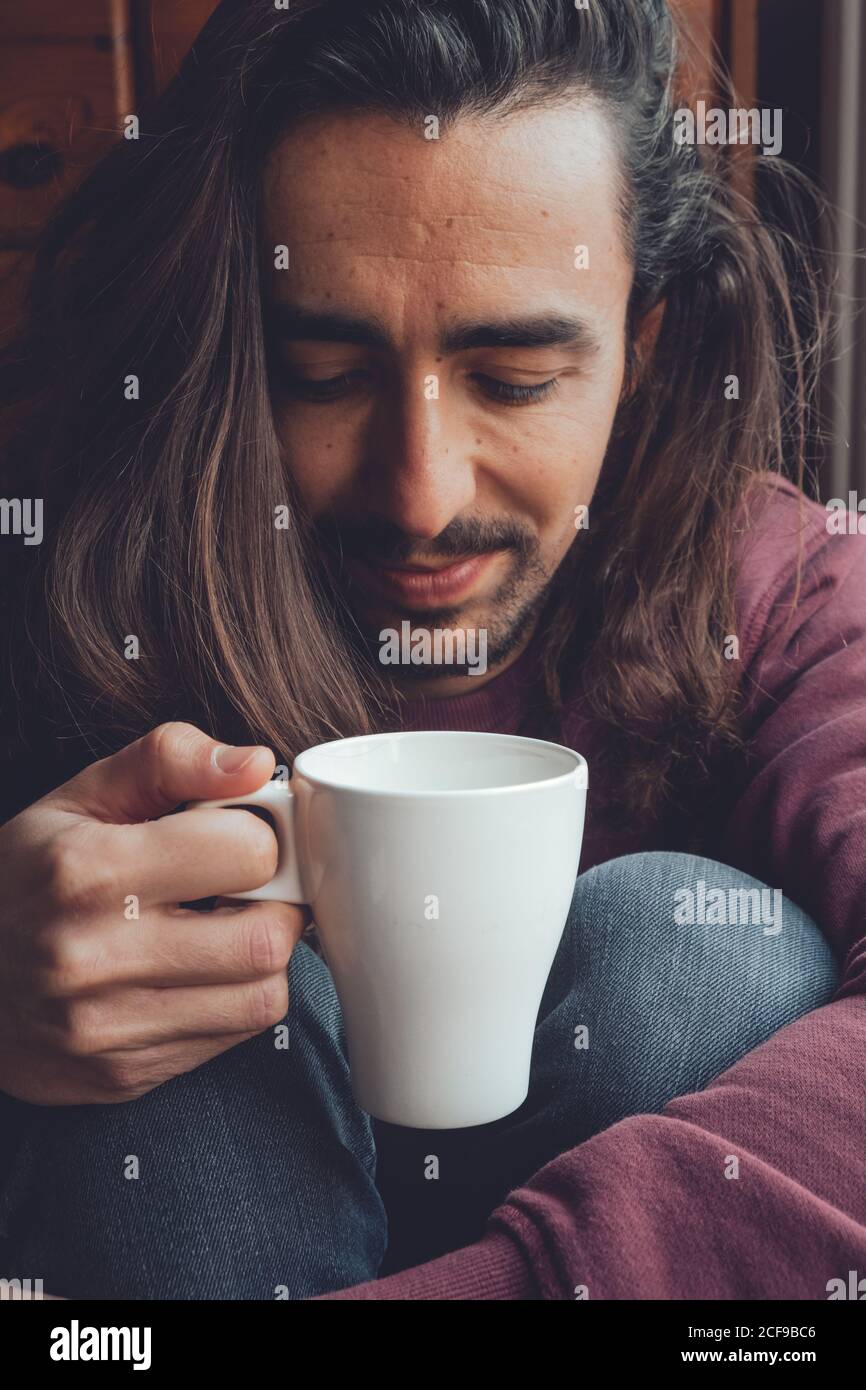 Homme barbu se reposant avec une boisson chaude Banque D'Images