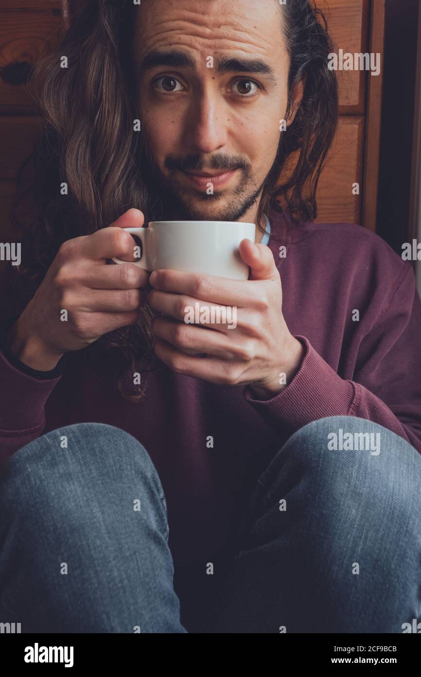 Homme barbu se reposant avec une boisson chaude Banque D'Images