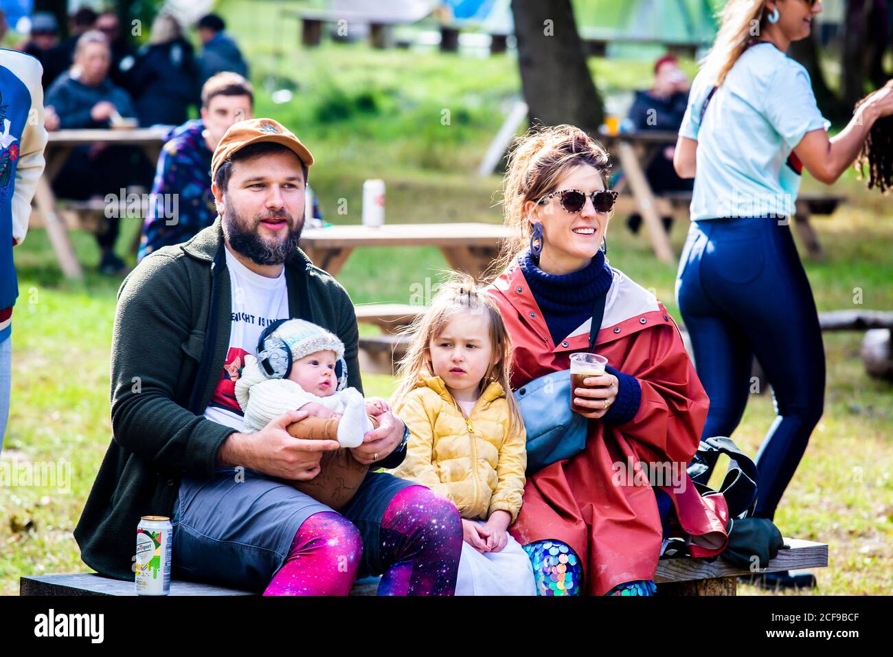 La famille appréciant les vibes de festival à nous ne sommes pas un festival Événement de camping socialement distancé dans le parc de Pippingford Banque D'Images