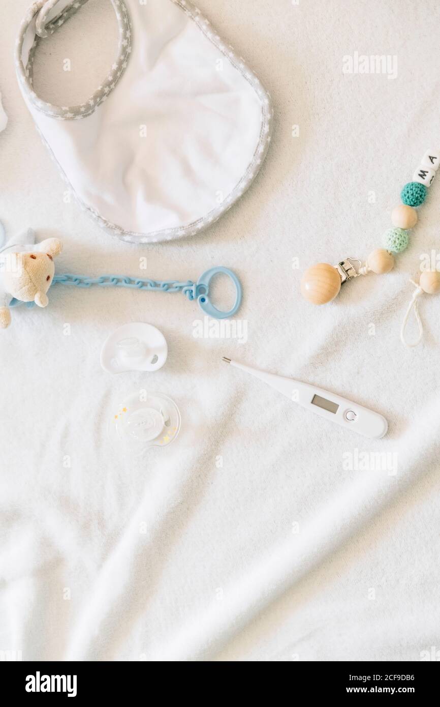 De dessus de jouets pour enfants et thermomètre sur le lit à la maison Banque D'Images