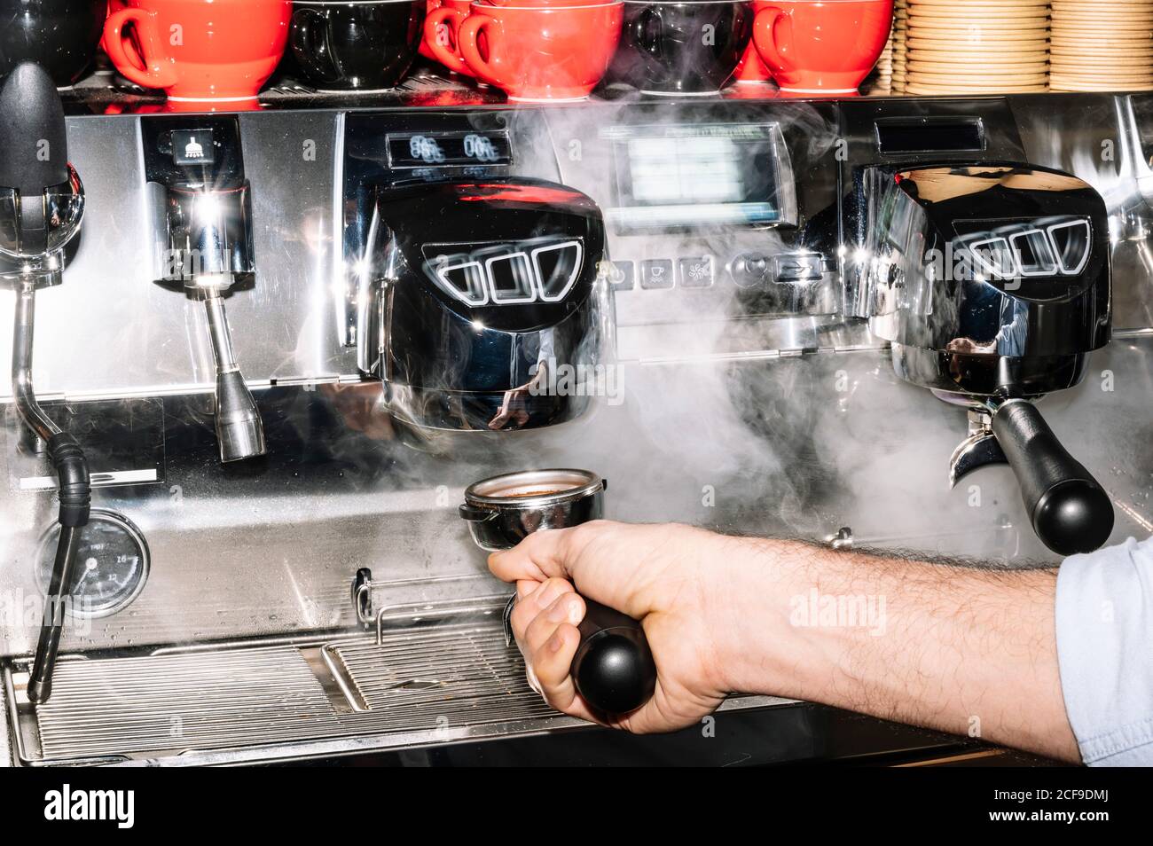 Par dessus le Barista anonyme préparant du café aromatique en position  debout près de la cafetière professionnelle avec porte-filtre dans le café  Photo Stock - Alamy