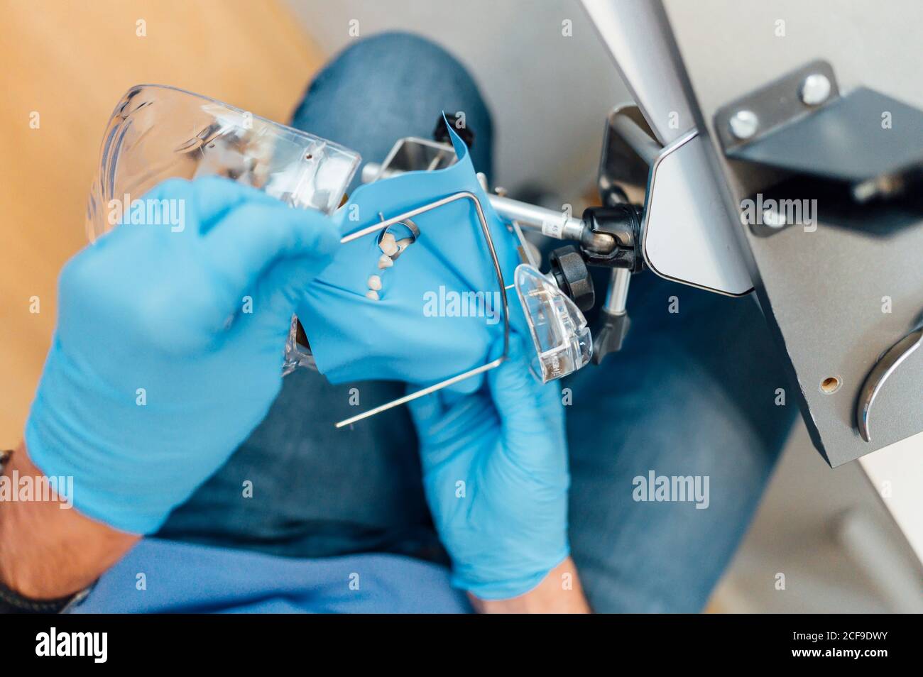 Anatomie dentaire les mains de l'étudiant travaillant en plastique tête humaine Banque D'Images