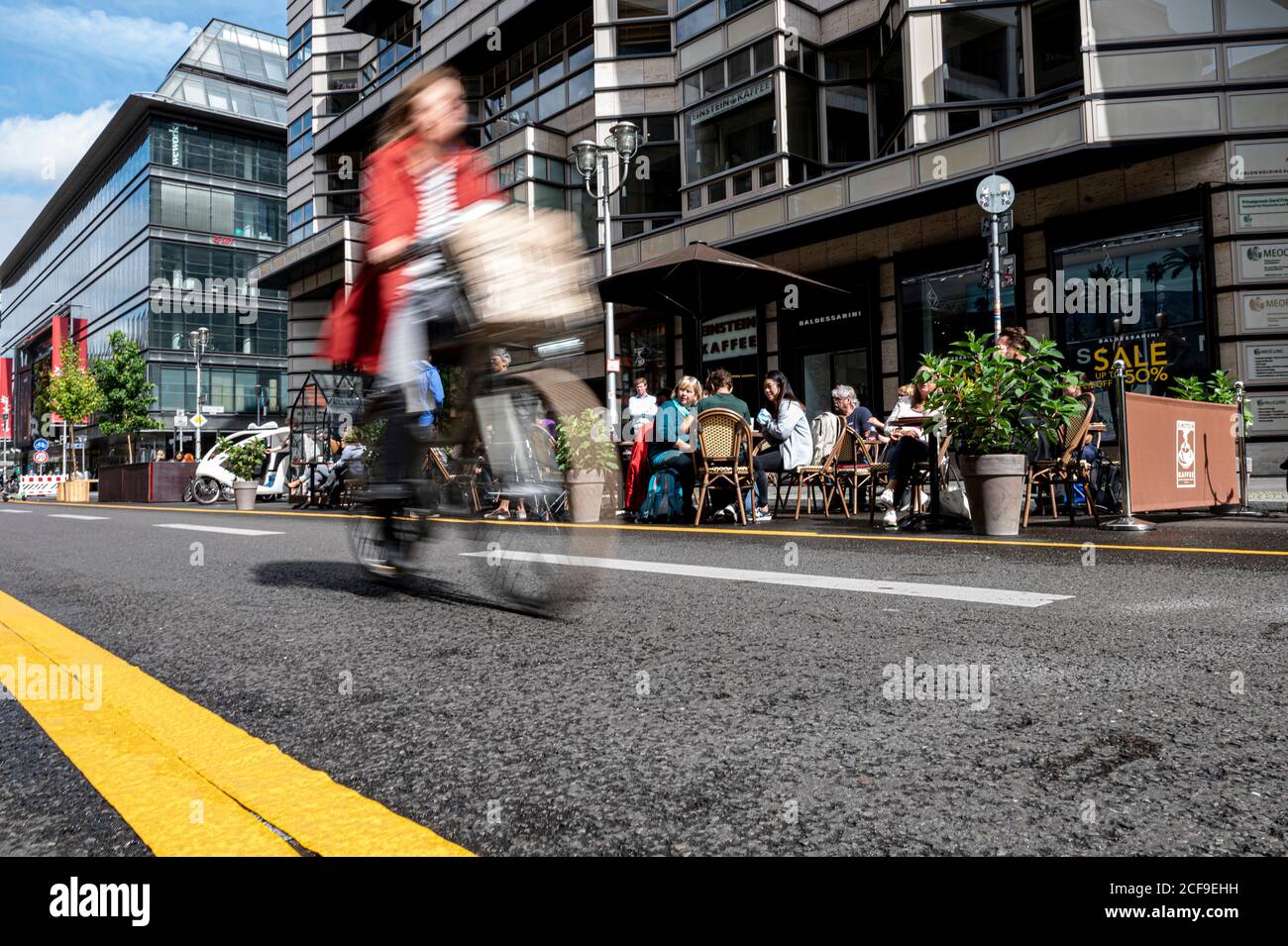 Berlin, Allemagne. 04e septembre 2020. Cyclistes et passants, sur la nouvelle section sans voiture de Friedrichstraße, où une limite de vitesse de 20 km/h s'applique. En raison d'une manifestation le 29 août, l'ouverture officielle a été reportée. Credit: Fabian Sommer/dpa/Alay Live News Banque D'Images