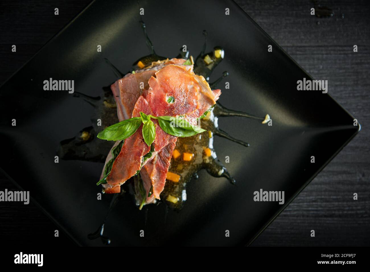Thon rouge avec jambon de basilic et demi-dentelle de poulet Banque D'Images