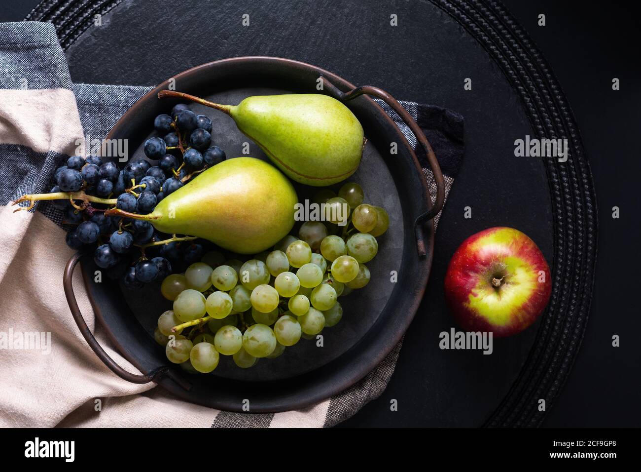 Concept de fruit encore vivant poire et raisin en fer vintage bac avec espace de copie Banque D'Images