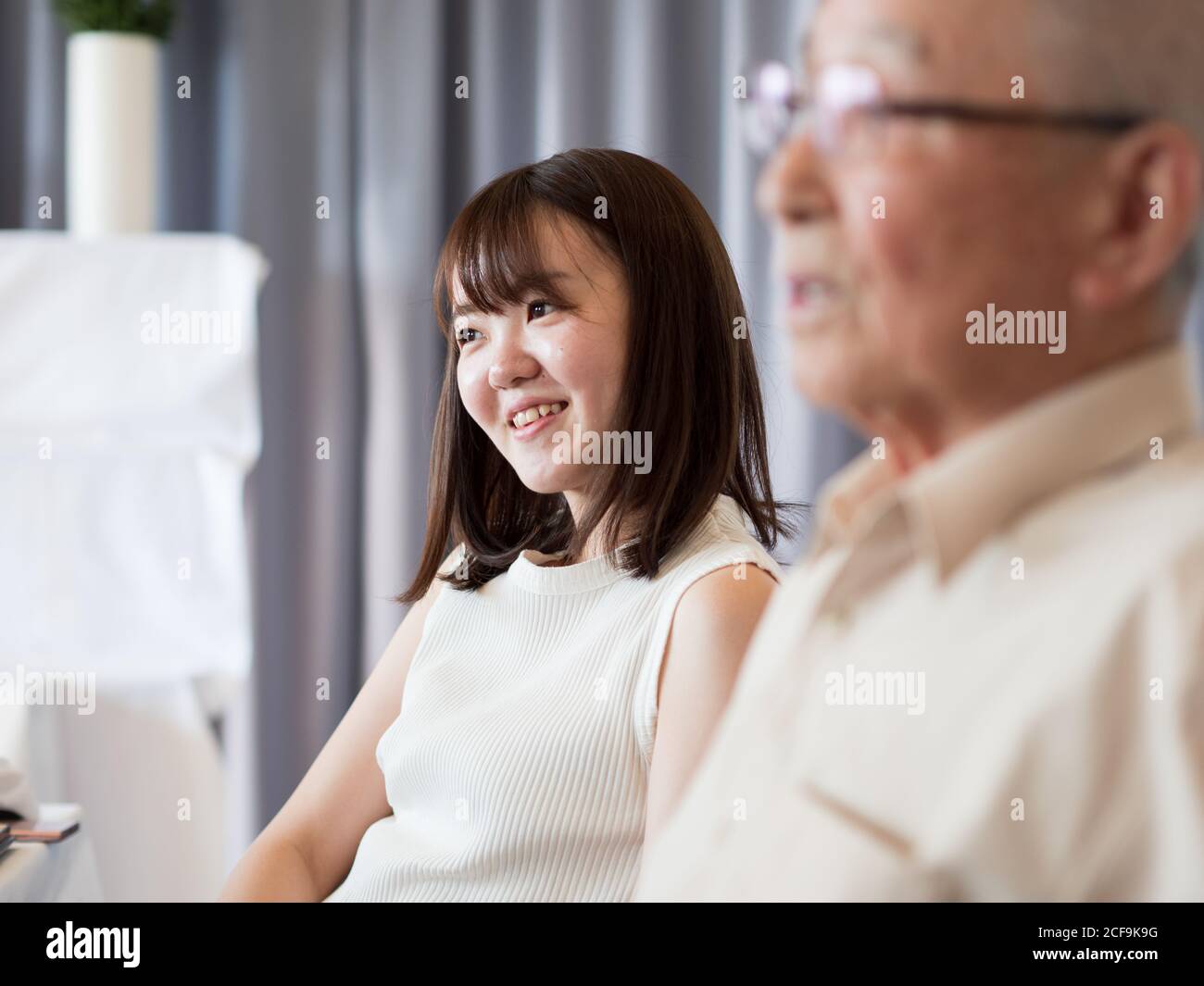 Une jeune femme parle heureusement avec son grand-père Banque D'Images