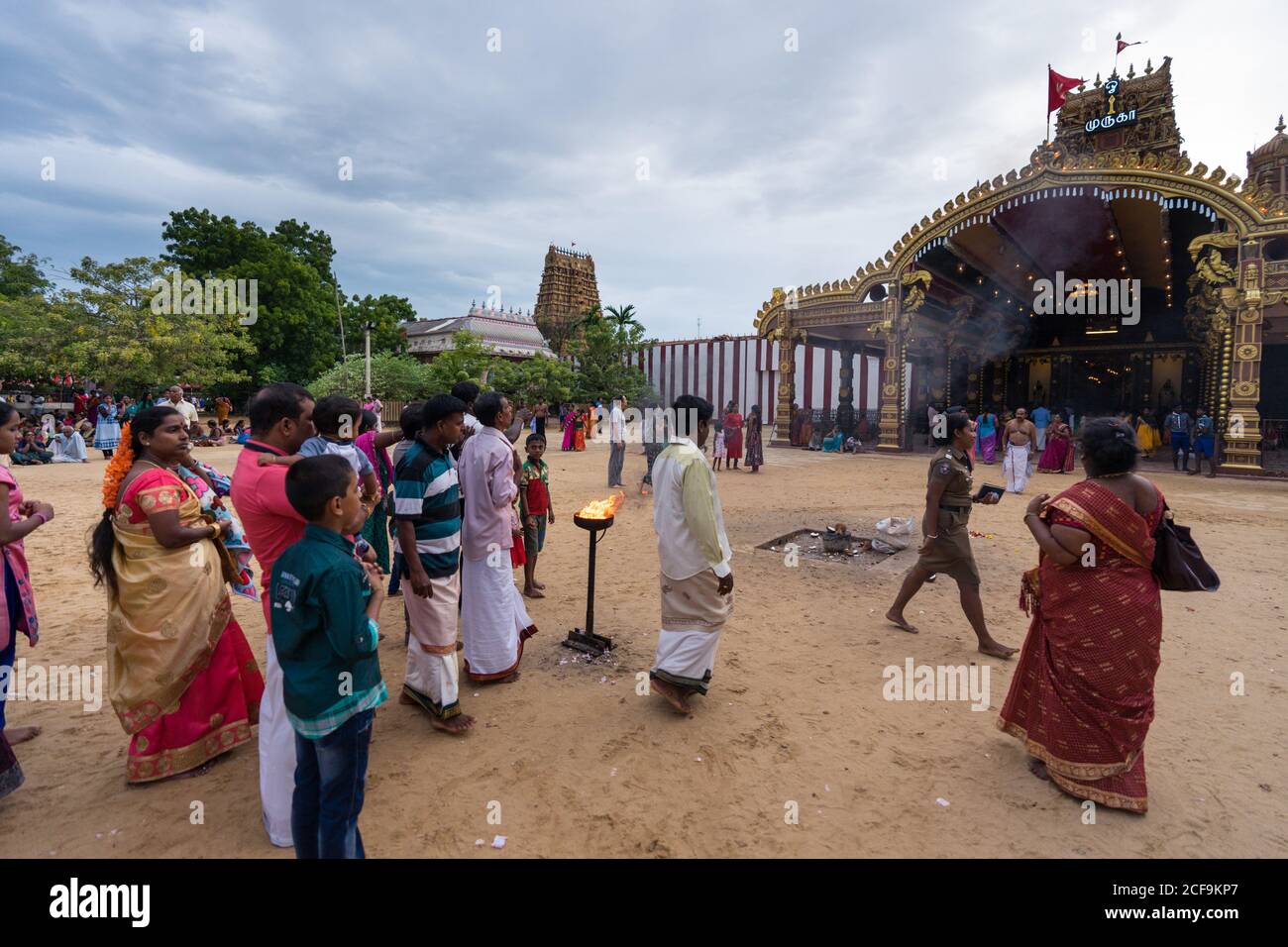 Jaffna, Sri Lanka - août 9 2019 : des groupes de Tamouls prennent le selfie et parlent tout en passant du temps sur une place sablonneuse près du temple traditionnel lors du festival du Kovil de Nallur Kandaswamy Banque D'Images