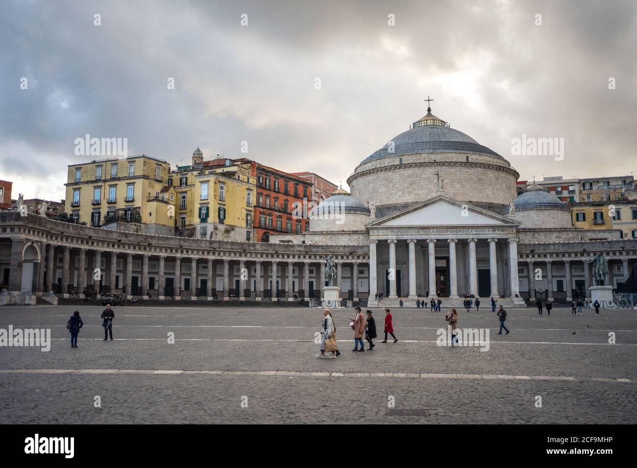 Place du plébiscite, Italie - 22 novembre 2019 : place historique magnifique et basilique San Francisco de Paula avec ciel gris en arrière-plan Banque D'Images