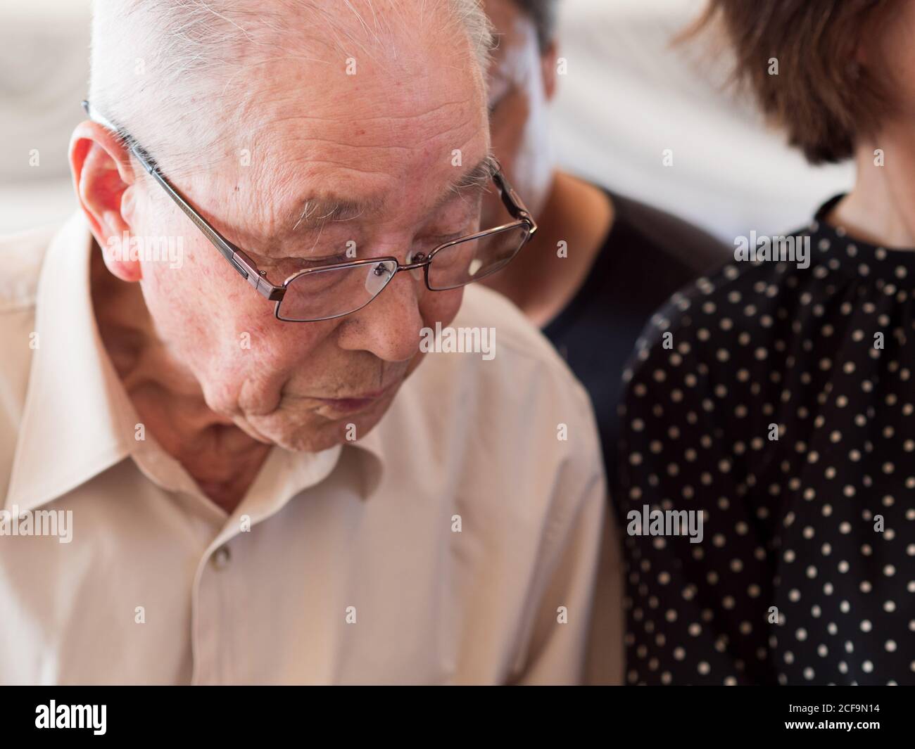 Un homme âgé regardant quelque chose qu'il reçoit avec grand intérêt Banque D'Images