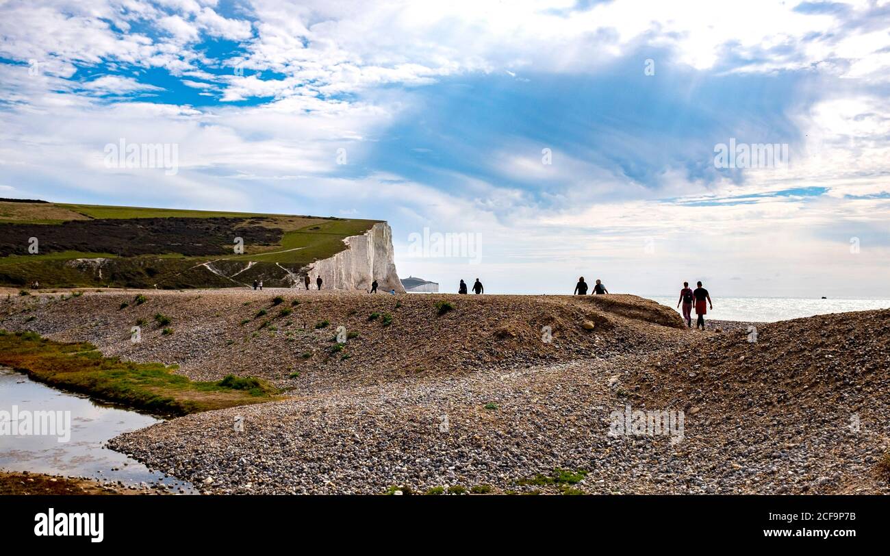 Seaford East Sussex Royaume-Uni 04 septembre 2020 - les marcheurs profitent aujourd'hui d'un temps chaud et ensoleillé avec un mélange de nuages à Cuckmere Haven près de Seaford sur la côte du Sussex . : crédit Simon Dack / Alamy Live News Banque D'Images