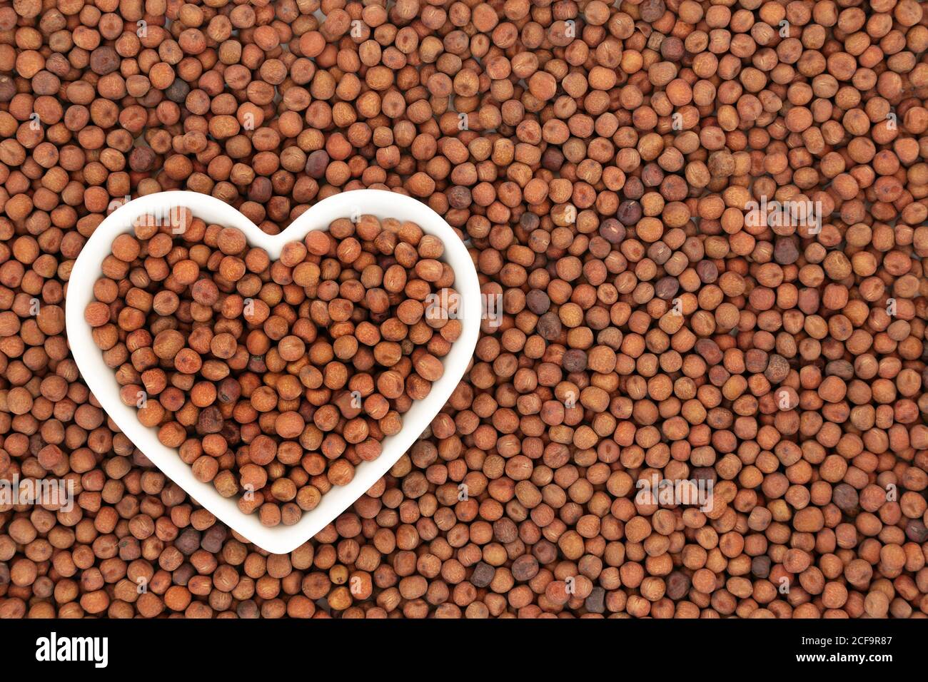 Carlin Peas nourriture saine coeur dans un plat en porcelaine blanche en forme de coeur et formant un fond. Très élevé en protéines, faible en gras, élevé en fibres. Banque D'Images
