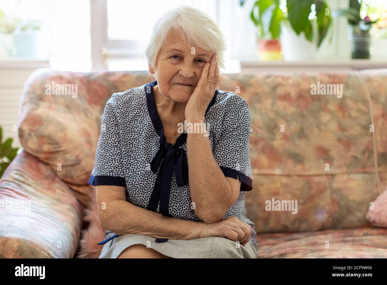 Portrait d'une femme âgée en état d'inquiétude à la maison Banque D'Images