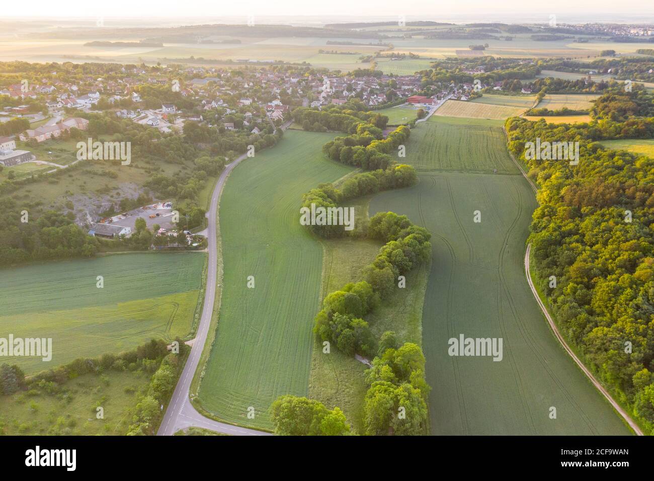 France, Côte d’Or, Réserve naturelle régionale de Val Suzon, Messigny et Vantoux, le village (vue aérienne) // France, Côte d’Or (21), réserve naturelle naturelle naturelle Banque D'Images France, Côte d’Or, Réserve naturelle régionale de Val Suzon, Messigny et Vantoux, le village (vue aérienne) // France, Côte d’Or (21), réserve naturelle naturelle naturelle Banque D'Images