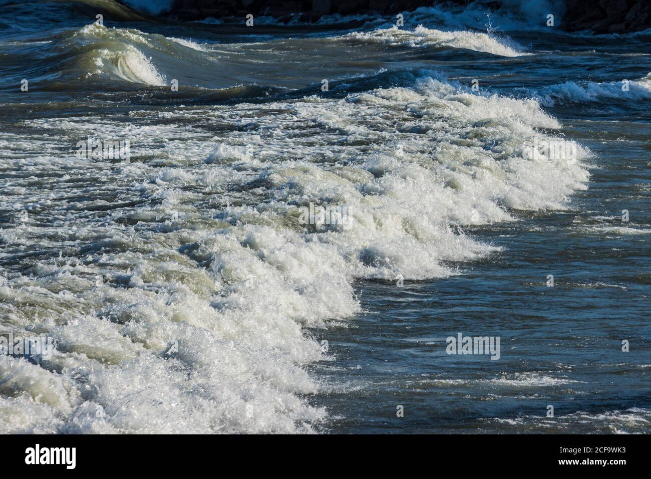 Vagues de la calotte blanche sur le lac Ontario Banque D'Images