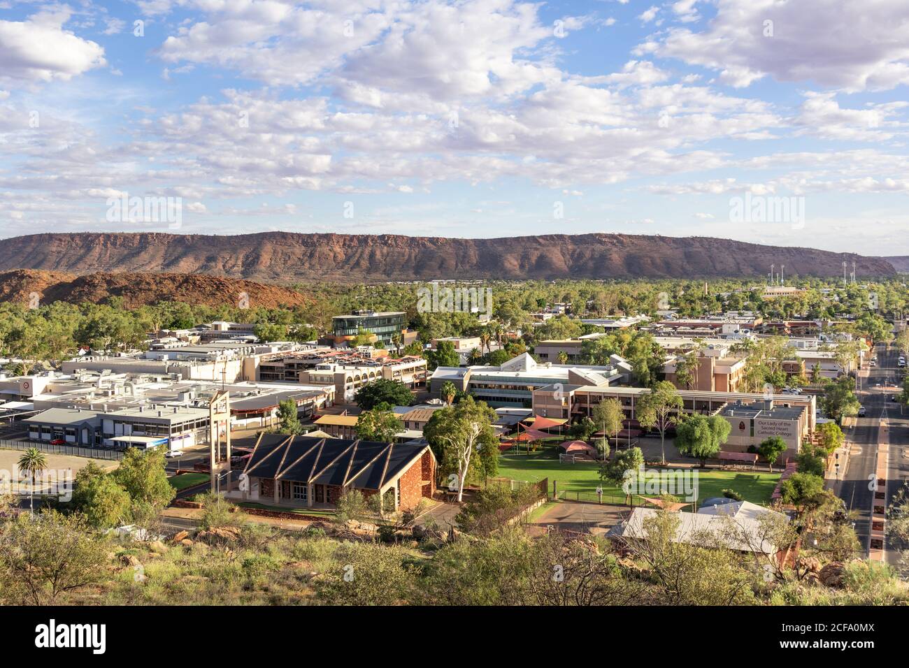 Vue sur la ville d'Alice Springs depuis la colline d'Anzac. Montagnes MacDonnell se trouve à proximité de la ville. Maisons, école et entrepôts. Alice Springs, Stuart Banque D'Images