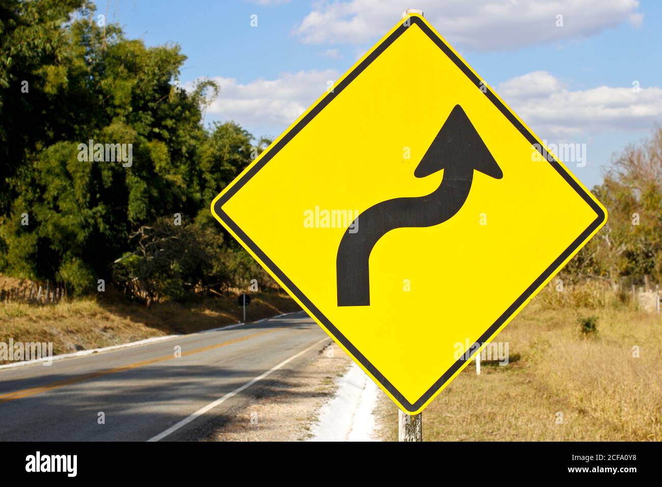Panneau d'avertissement - virage serré à droite - courbe en S. Banque D'Images