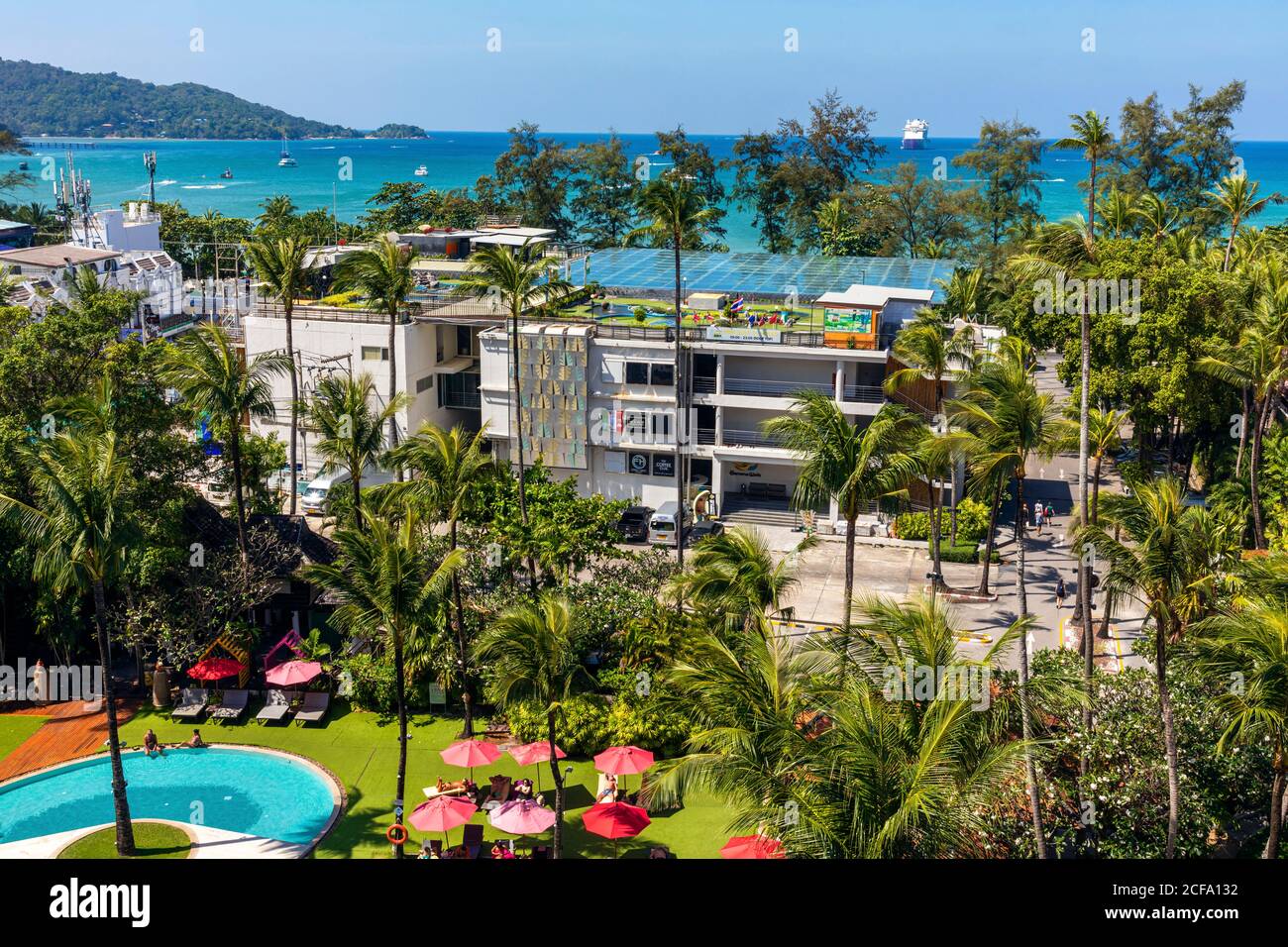 Hôtel et jardins avec vue sur la plage de Patong, Phuket, Thaïlande Banque D'Images