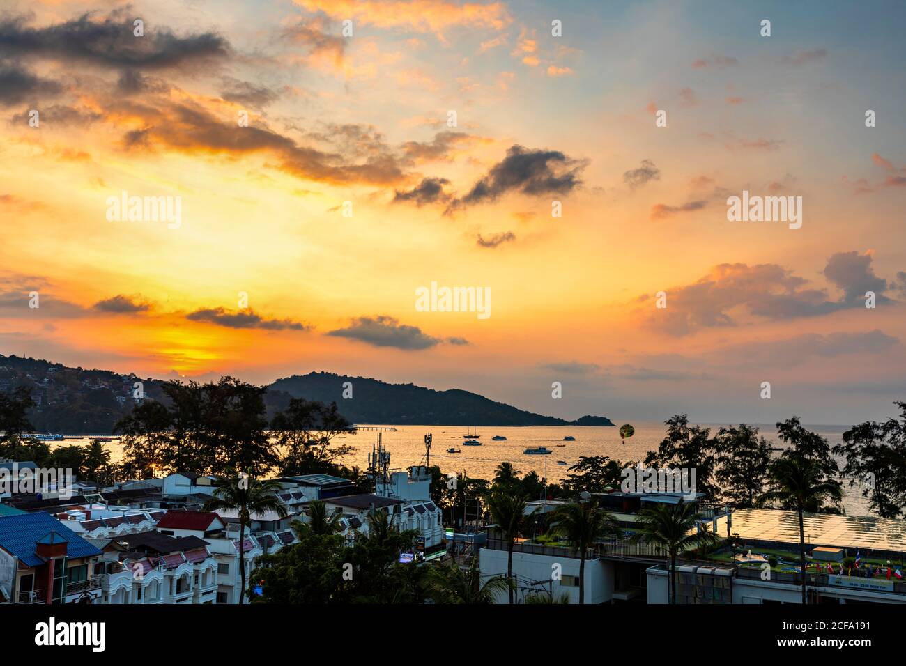 Vue sur le paysage du coucher de soleil sur la mer d'Andaman, Patong Beach, Phuket, Thaïlande Banque D'Images