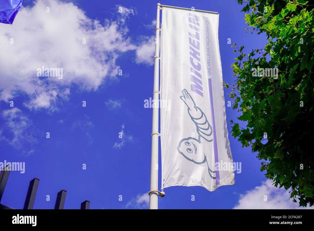 Clermont Ferrand , auvergne / France - 09 23 2019 : logo Michelin bibendum et texte sur le drapeau blanc du magasin de pneus Banque D'Images