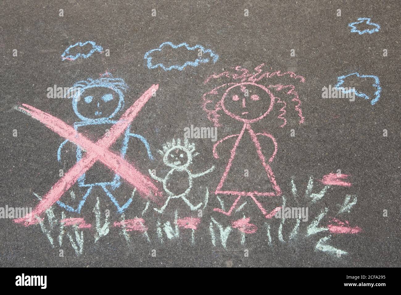 Dessin D Enfants Avec De La Craie Coloree Sur L Asphalte Famille Sans Papa Barre Papa Maman Et Bebe Sujet De Divorce Familial Photo Stock Alamy