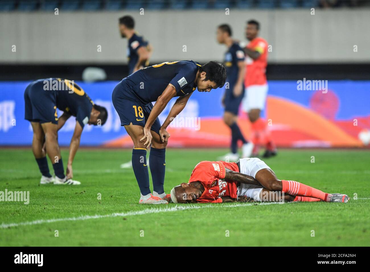 (200904) -- DALIAN, 4 septembre 2020 (Xinhua) -- Anderson Talisca (en bas) de Guangzhou Evergrande se trouve sur le terrain après avoir été blessé lors du 9e match entre Guangzhou Evergrande et Guangzhou R&F lors de la saison 2020 reportée Association chinoise de football Super League (CSL) Dalian Division à Dalian, dans la province de Liaoning du nord-est de la Chine, le 4 septembre 2020. (Xinhua/Pan Yulong) Banque D'Images