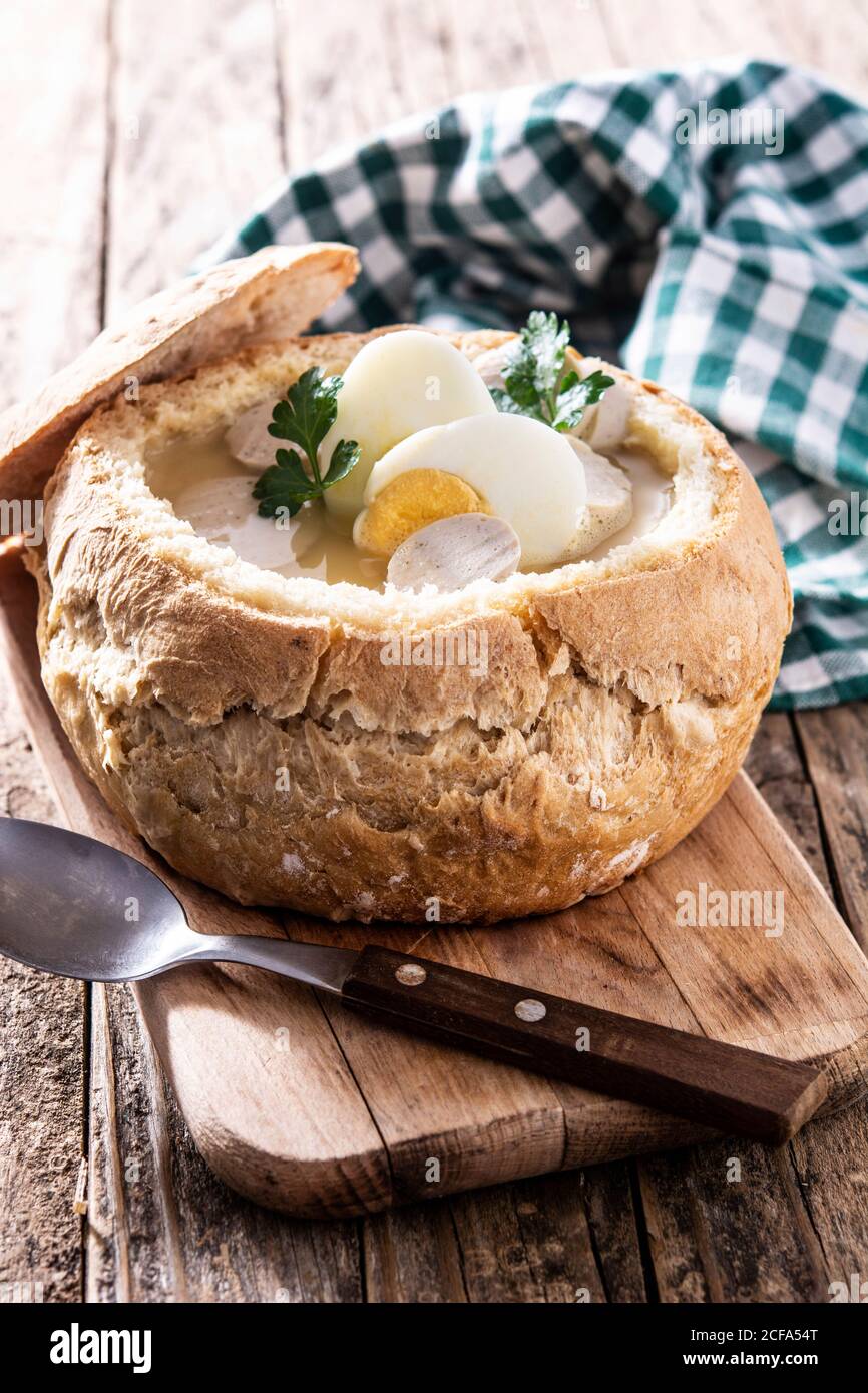 Zurek. Soupe polonaise traditionnelle sur une table en bois Banque D'Images