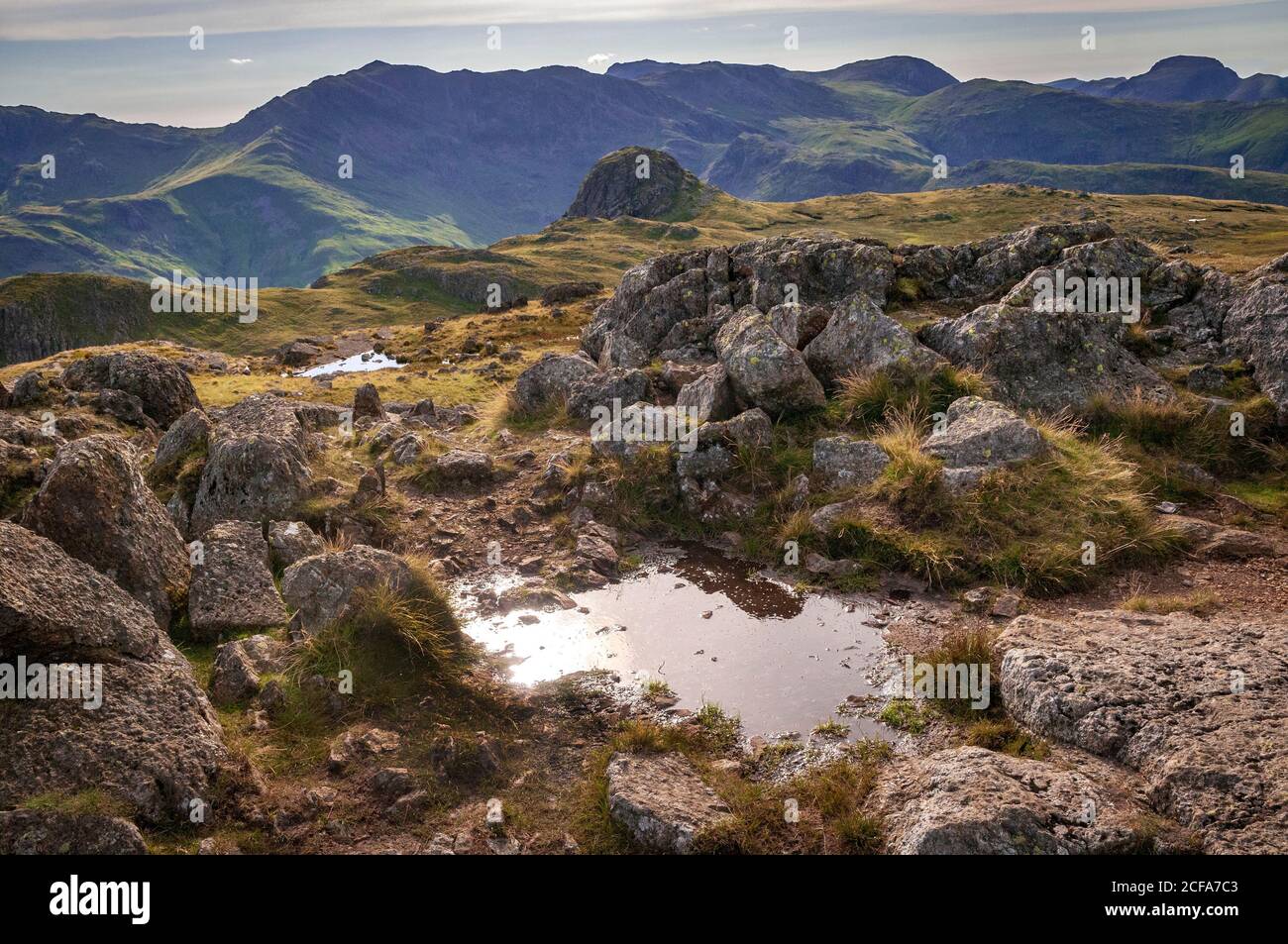 L'eau stagnante au-dessus des pikes de Langdale en direction de Rossett Pike. Banque D'Images