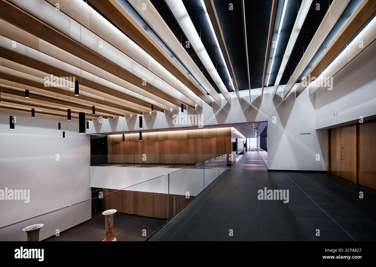 Intérieur high-tech de couloir de bureau contemporain avec murs en bois et design moderne du plafond Banque D'Images