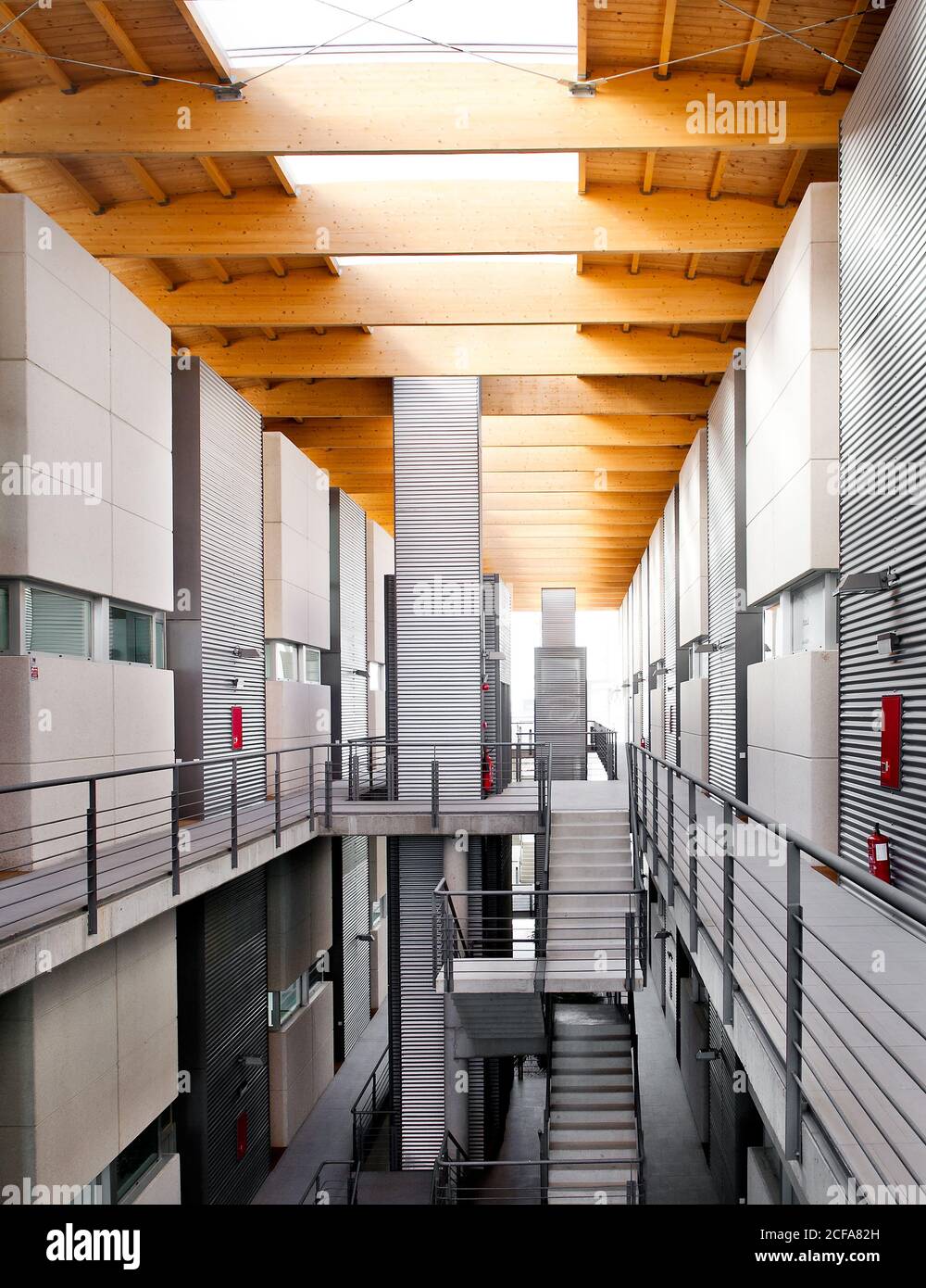 Installation moderne de l'usine avec escalier en métal et plafond en bois pendant la journée Banque D'Images