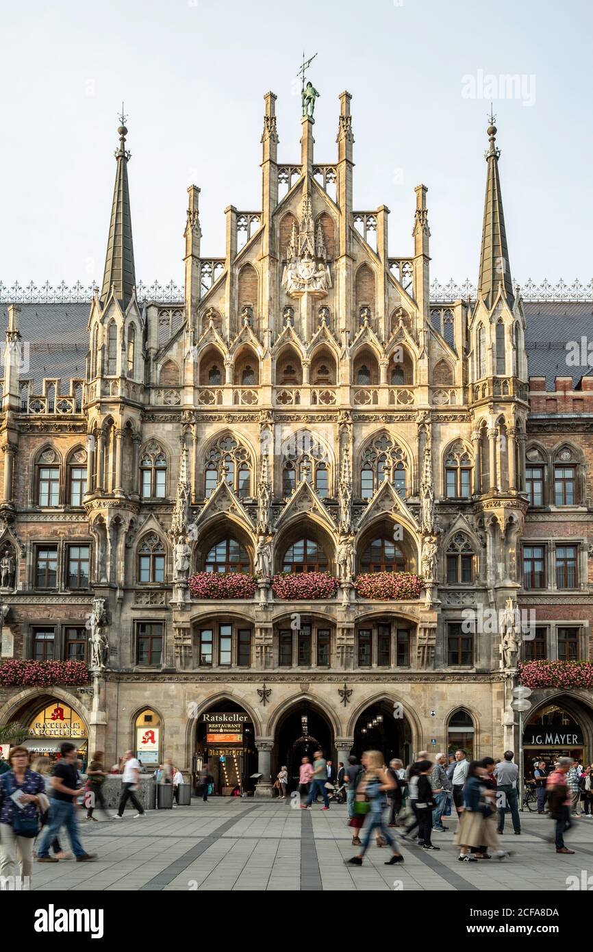 Nouvel Hôtel de ville et foule, Marienplatz, Munich, Allemagne Banque D'Images