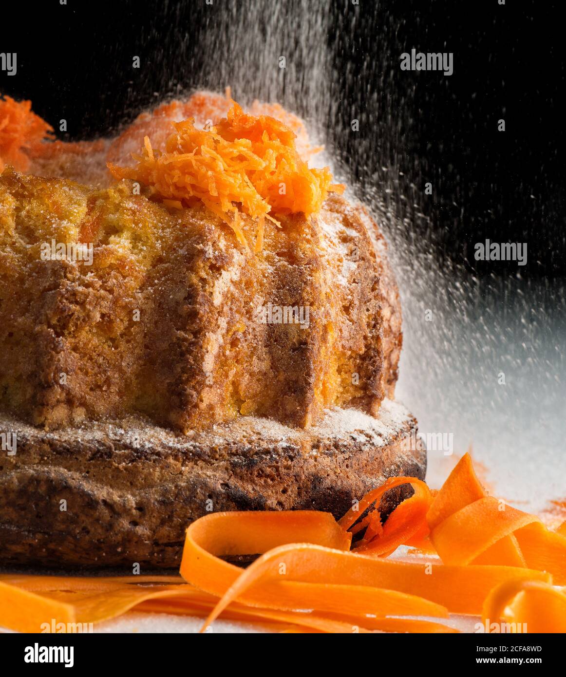 Délicieux gâteau de carottes doux avec des particules de sucre doux poudre sur table Banque D'Images