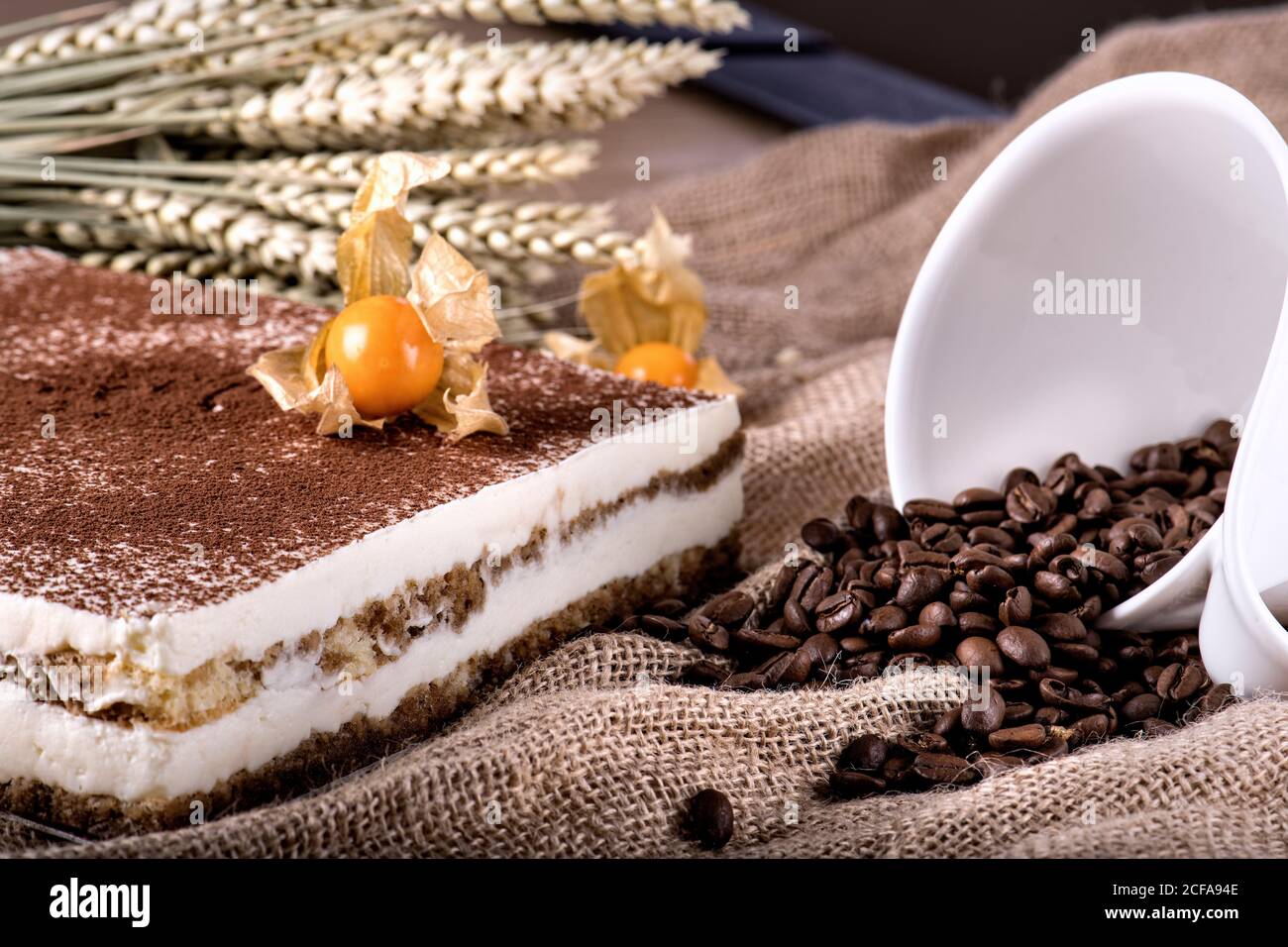 Portion De Dessert Italien Traditionnel Tiramisu Avec Terrain Sec Baie Sur Toile Avec Grains De Cafe Photo Stock Alamy Portion De Dessert Italien Traditionnel Tiramisu Avec Terrain Sec Baie Sur Toile Avec Grains De Cafe Photo Stock Alamy