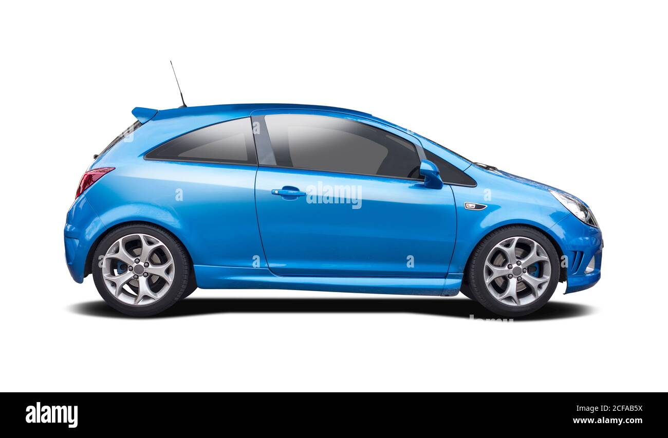Petite voiture de ville vue latérale isolated on white Banque D'Images