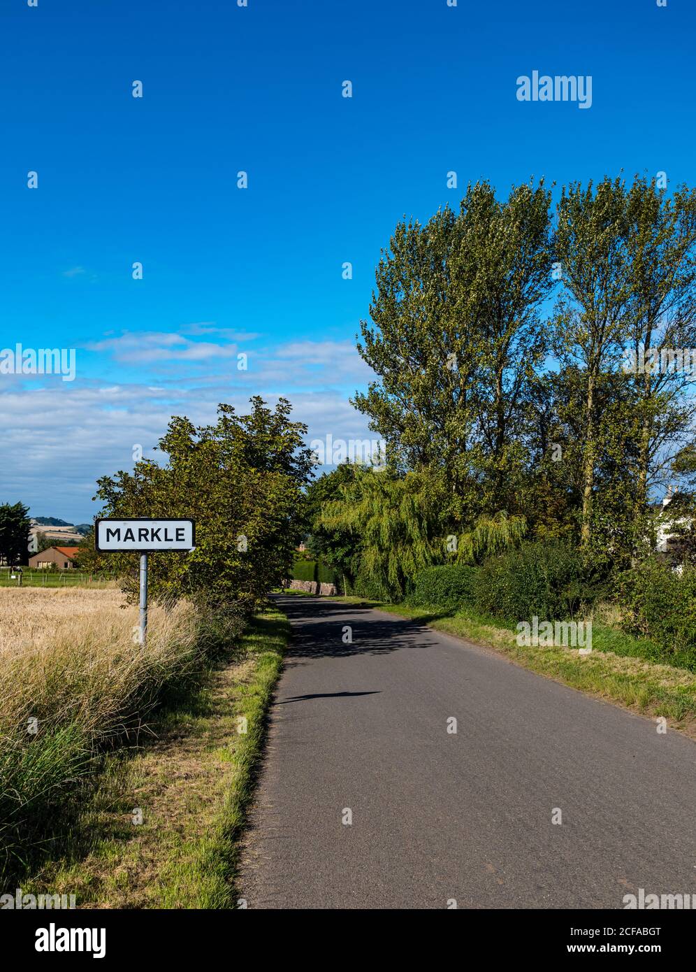 Route de campagne calme et vide avec panneau de village, Markle, East Lothian, Écosse, Royaume-Uni Banque D'Images