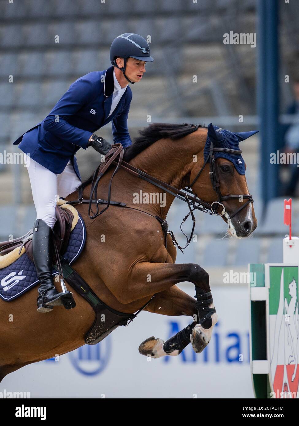 04 septembre 2020, Rhénanie-du-Nord-Westphalie, Aix-la-Chapelle : Daniel Deusser, un pull-over d'Allemagne, saute sur un obstacle avec un saut sur son cheval Calisto Blue lors de la compétition de saut-de-spectacle au Concours International de saut-de-cheval Aachen. Photo: Rolf Vennenbernd/dpa Banque D'Images