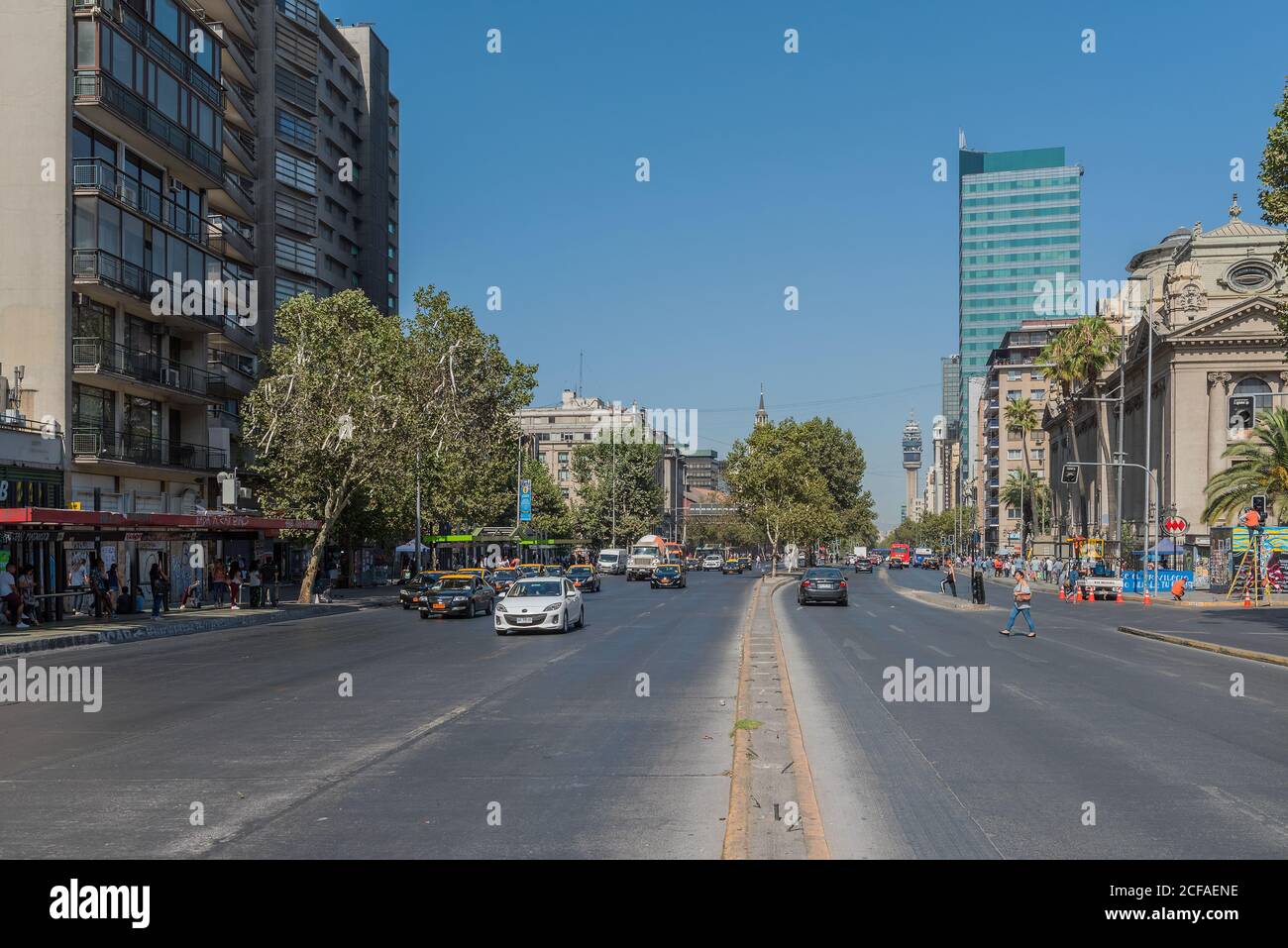Circulation routière et piétonne sur l'avenue Libertador Bernardo O Higgins, Santiago, Chili Banque D'Images
