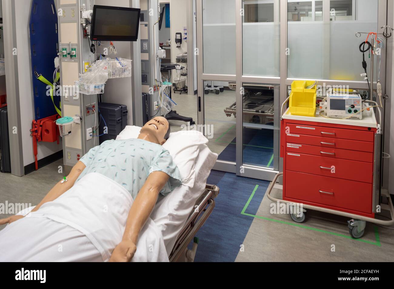 Mannequin dans la salle de simulation de l'université médicale Photo Stock  - Alamy