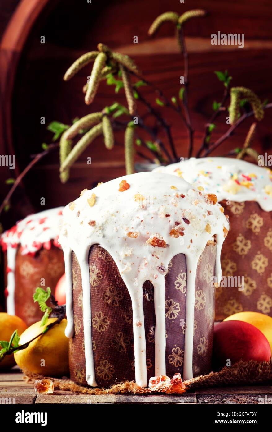 Gateau De Paques Traditionnel Russe Kulich Aux œufs Jaunes D Or Colores Decore De Fruits Confits Et De Noix Avec Des Branches De Bouleau Et Des Pousses Vinta Photo Stock Alamy