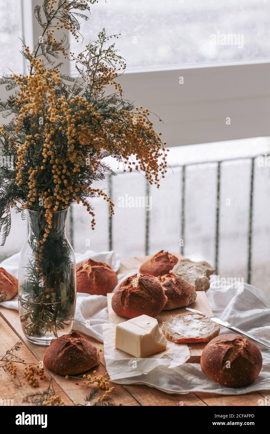 Fleurs de mimosas jaunes dans un vase sur une table Banque D'Images