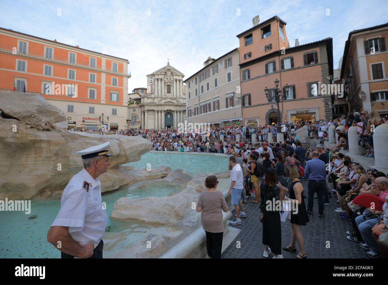 Foule de touristes à la fontaine de Trevi à Rome, Italie. C'est la plus grande fontaine baroque de la ville et l'une des plus célèbres fontaines du monde Banque D'Images