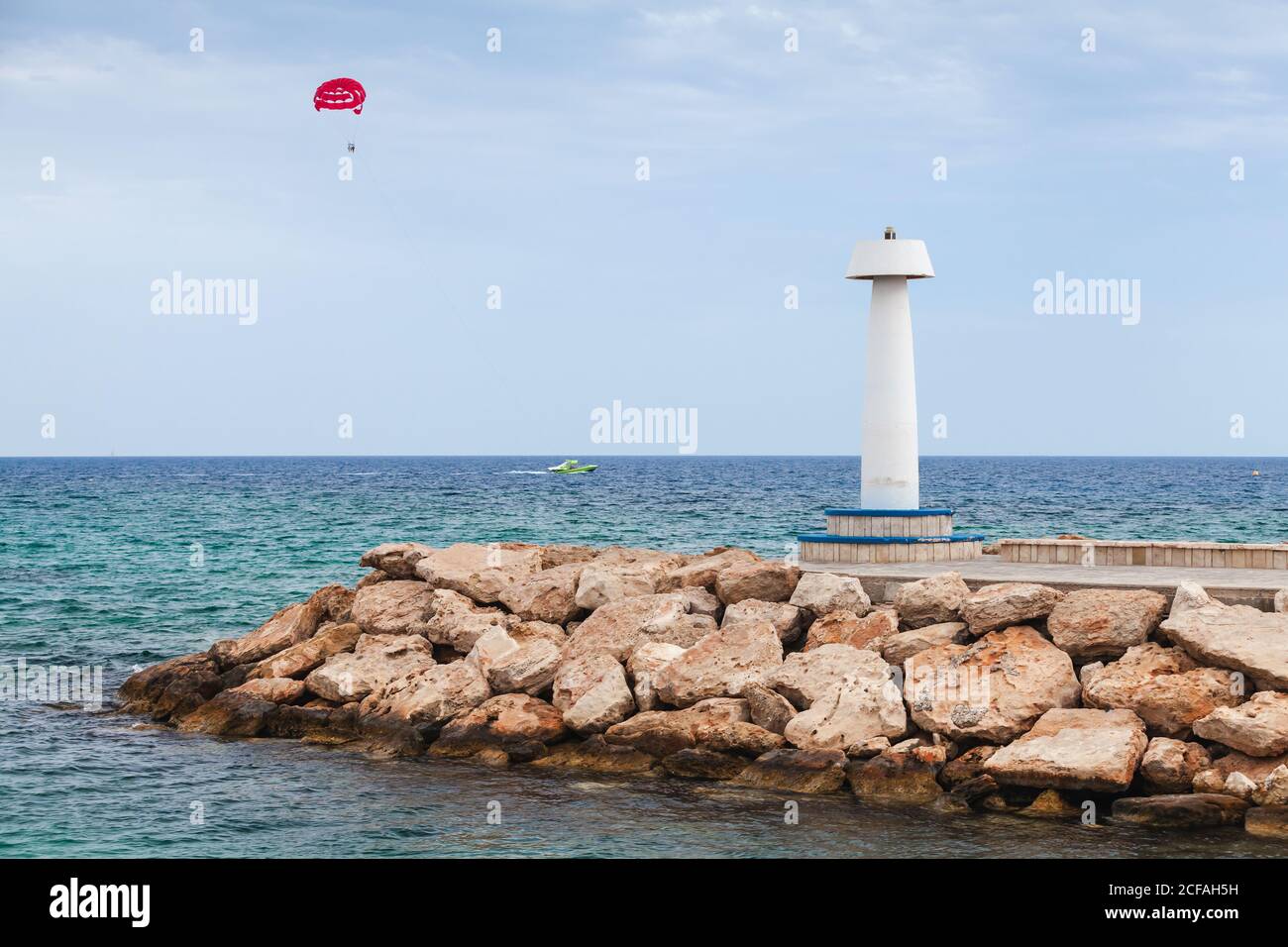 Tour de phare blanche montée sur le brise-lames à l'entrée du port d'Ayia Napa. Île de Chypre , Mer méditerranée Banque D'Images