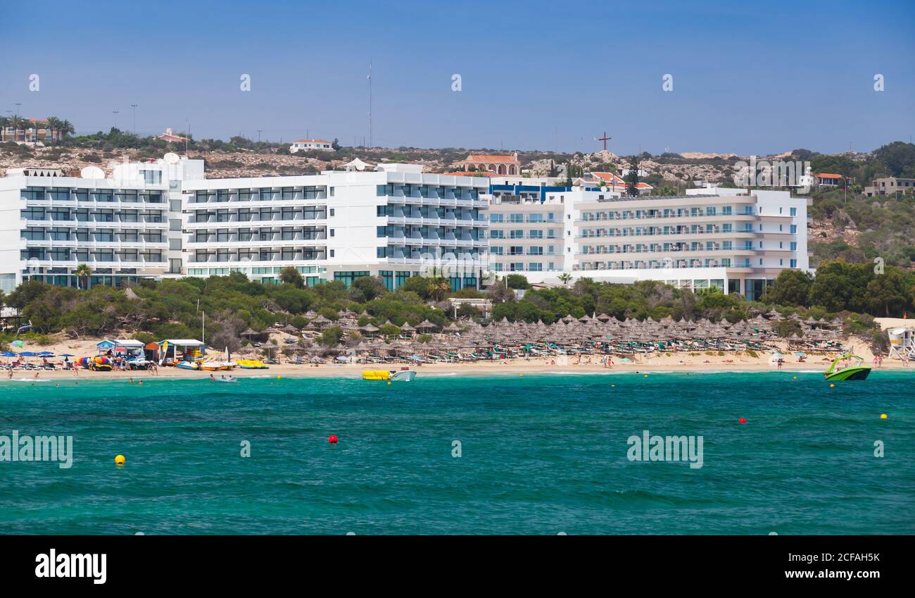 Vue sur le bord de mer d'Ayia Napa par beau temps d'été. C'est une station touristique à l'extrémité est de la côte sud de Chypre Banque D'Images