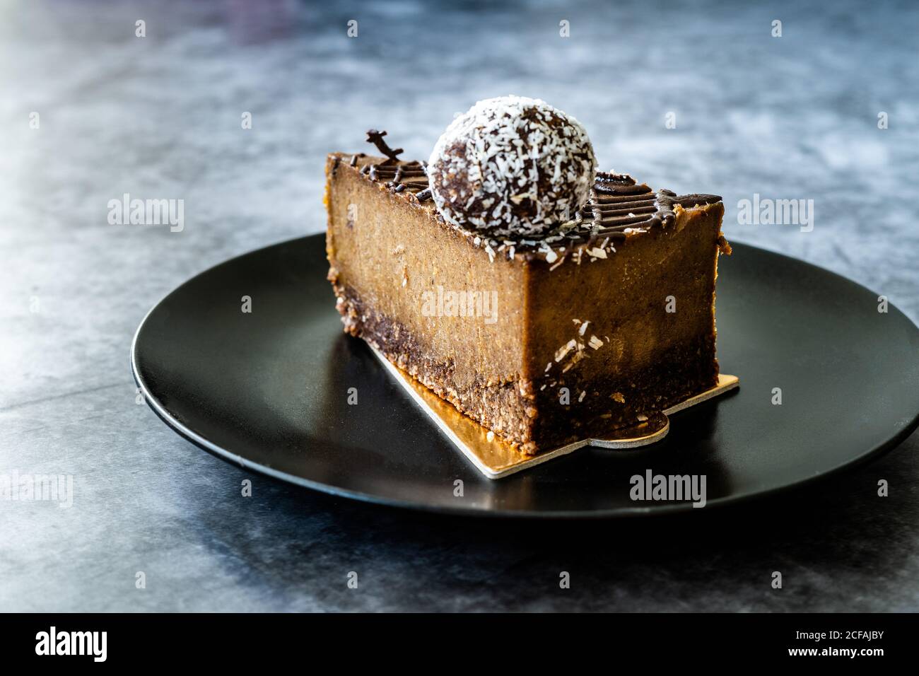 Gateau Au Chocolat Cru Avec Cajou Et Aromatise Aux Fruits De La Date Pour Le Regime Paleo Dessert Biologique Sain Sans Sucre Ni Gluten Dans Une Assiette Noire Photo Stock Alamy Gateau Au Chocolat Cru Avec Cajou Et Aromatise Aux Fruits De La Date Pour Le Regime Paleo Dessert Biologique Sain Sans Sucre Ni Gluten Dans Une Assiette Noire Photo Stock Alamy